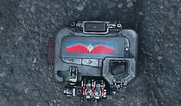 닉 퓨리의 전송기에 표시된 캡틴 마블 로고